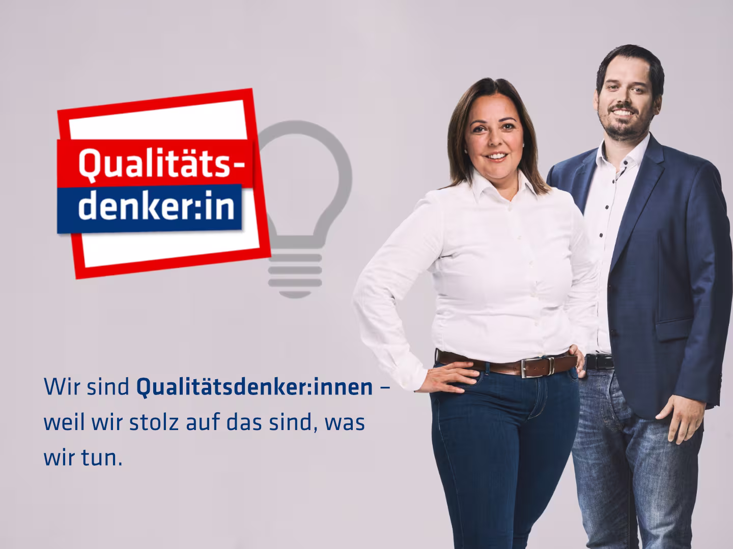 Ein Hartlauer Mitarbeiter und seine Kollegin stehen gut gelaunt nebeneinander. Daneben steht folgender Text: "Qualitätsdenker:in. Wir sind Qualitätsdenker:innen - weil wir stolz auf das sind, was wir tun."
