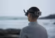 Eine Person testet das Zubehör der DJI Avata 2.