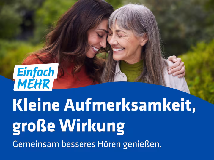 Auf der Grafik sind eine Mutter und eine Tochter zu sehen, die sich in den Arm nehmen sowie folgender Text: "Einfach mehr. Kleine Aufmerksamkeit, große Wirkung. Gemeinsam besseres Hören genießen."