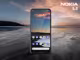 das Nokia 5.3 an einem weitläufigen Strand mit romantischem Sonnenuntergang und der gleichen Szene am Display