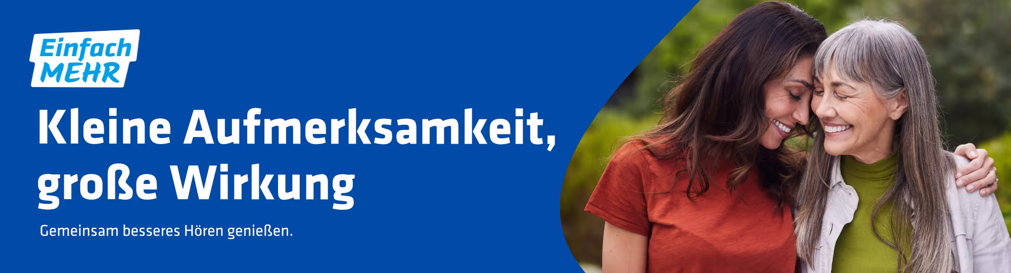 Auf der Grafik sind eine Mutter und eine Tochter zu sehen, die sich in den Arm nehmen sowie folgender Text: "Einfach mehr. Kleine Aufmerksamkeit, große Wirkung. Gemeinsam besseres Hören genießen."
