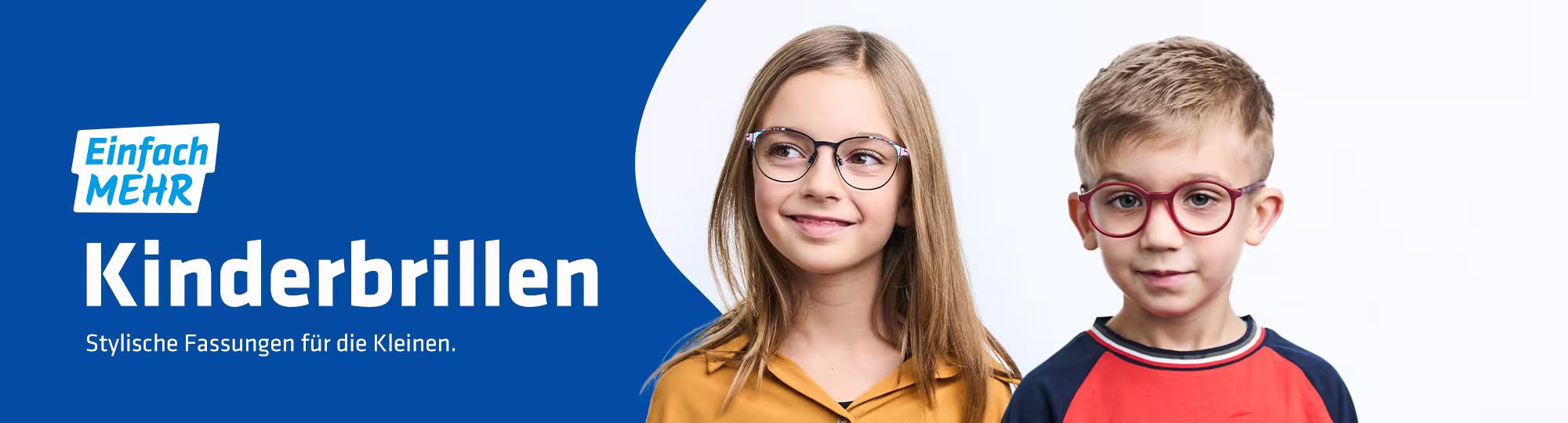 Frau beim gratis Hartlauer Sehtest mit optischer Messbrille