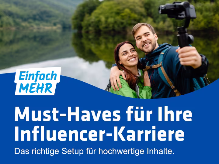 Ein Pärchen steht vor einem Fluss. Der Mann hält ein Gimbal mit einer Kamera in der Hand, welche auf das Pärchen gerichtet ist. Auf der Grafik steht folgender Text: "Must-Haves für Ihre Influencer-Karriere. Das richtige Setup für hochwertige Inhalte."