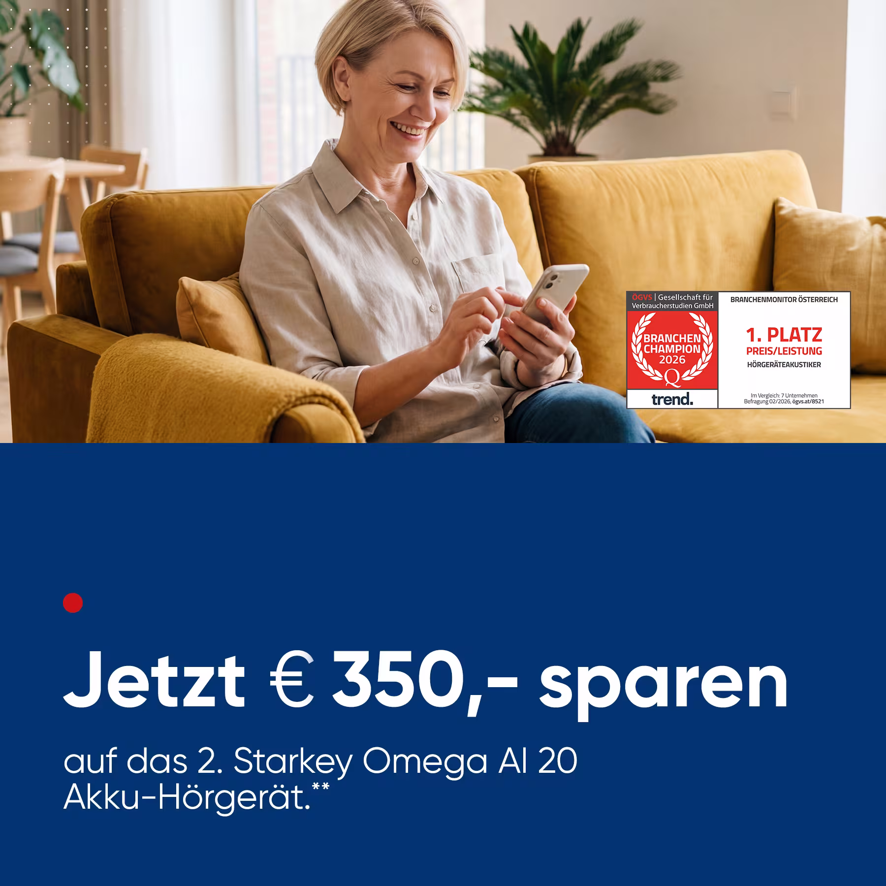 Unten: wei&szlig; auf blau: "Jetzt &euro; 350,- sparen auf das 2. Starkey Omega AI 20 Akku-H&ouml;rger&auml;t."; oben: Frau auf Sofa mit Handy