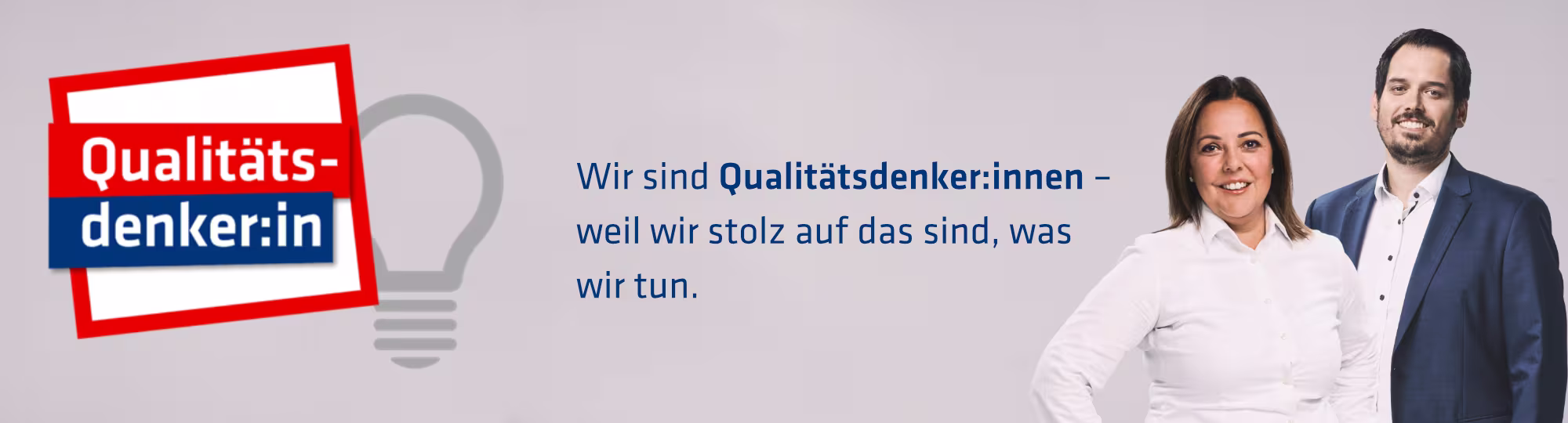 Ein Hartlauer Mitarbeiter und seine Kollegin stehen gut gelaunt nebeneinander. Daneben steht folgender Text: "Qualitätsdenker:in. Wir sind Qualitätsdenker:innen - weil wir stolz auf das sind, was wir tun."
