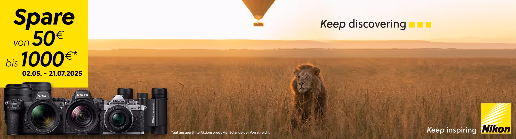 Ein Löwe sitzt in einem Feld und im Hintergrund fliegt ein Heißluftballon. Daneben sind zwei Objektive, drei Kameras und ein Fernglas von Nikon zu sehen sowie folgender Text: "Spare von 50€ bis 1000€. 02.05. bis 21.07.2025."