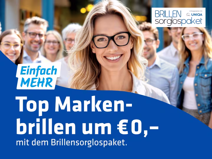 Eine blonde Frau mit schwarzer Brille lächelt in die Kamera. Hinter ihr stehen mehrere Personen, die ebenfalls lächeln. Daneben steht folgender Text: "Einfach mehr. Top Markenbrillen um 0€ mit dem Brillensorglospaket."