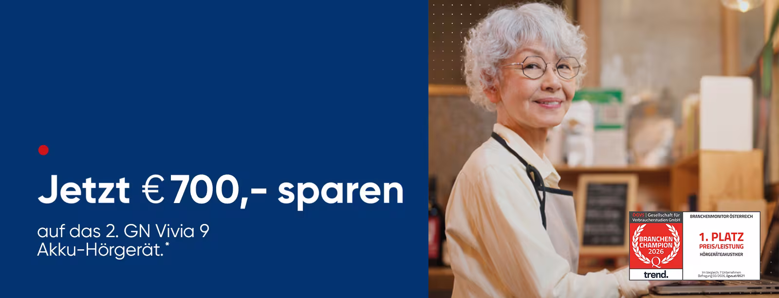 Links: wei&szlig;e Schrift auf blau: "Jetzt &euro; 700,- sparen auf das 2. GN Vivia 9 Akku-H&ouml;rger&auml;t."; rechts: Frau mit Brille l&auml;chelt