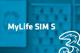 Tarif Drei MyLifeSIM  und Drei-Logo vor unscharfem türkisem Hintergrund mit Handyabteilung in Hartlauer Geschäft