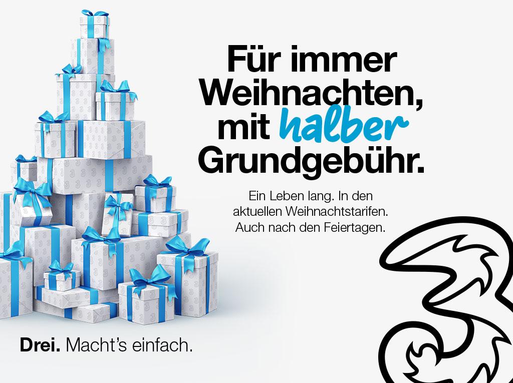Infos zu Drei Weihnachtstarifen neben Geschenke-Haufen in Weiß-Blau und Drei-Logo