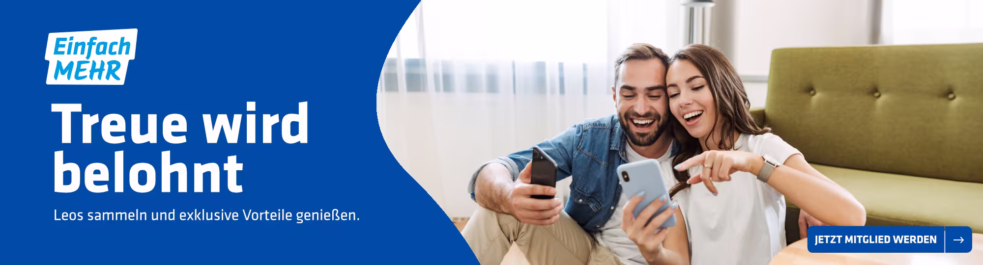 Ein Pärchen sitzt vor einer Couch, schaut auf ein Smartphone und lacht. Folgender Text befindet sich auf blauem Hintergrund: "Einfach mehr. Treue wird belohnt. Leos sammeln und exklusive Vorteile genießen." Zusätzlich befindet sich ein Button mit der Aufschrift "Jetzt Mitglied werden" auf der Grafik.