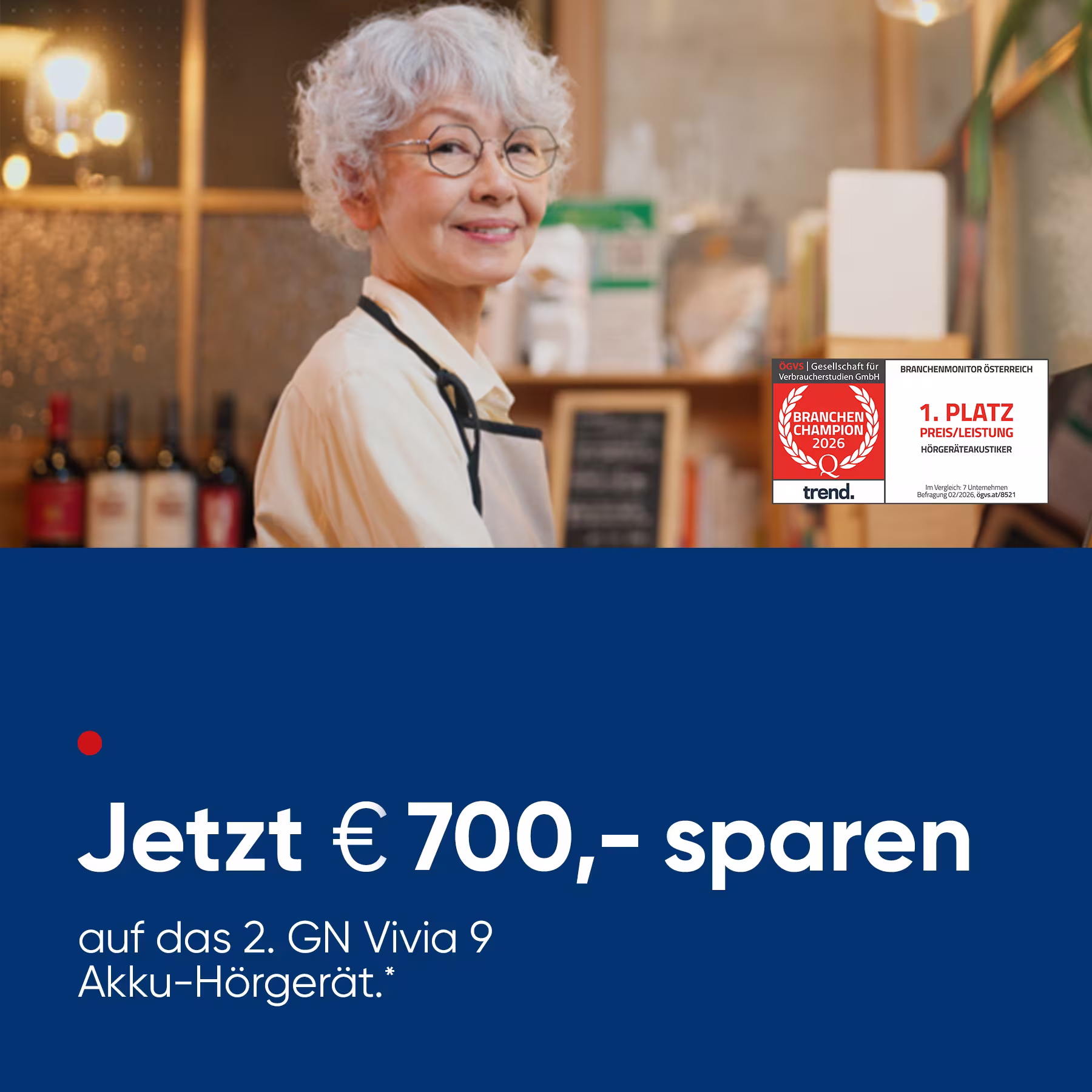 Unten: wei&szlig;e Schrift auf blau: "Jetzt &euro; 700,- sparen auf das 2. GN Vivia 9 Akku-H&ouml;rger&auml;t."; oben: Frau mit Brille l&auml;chelt