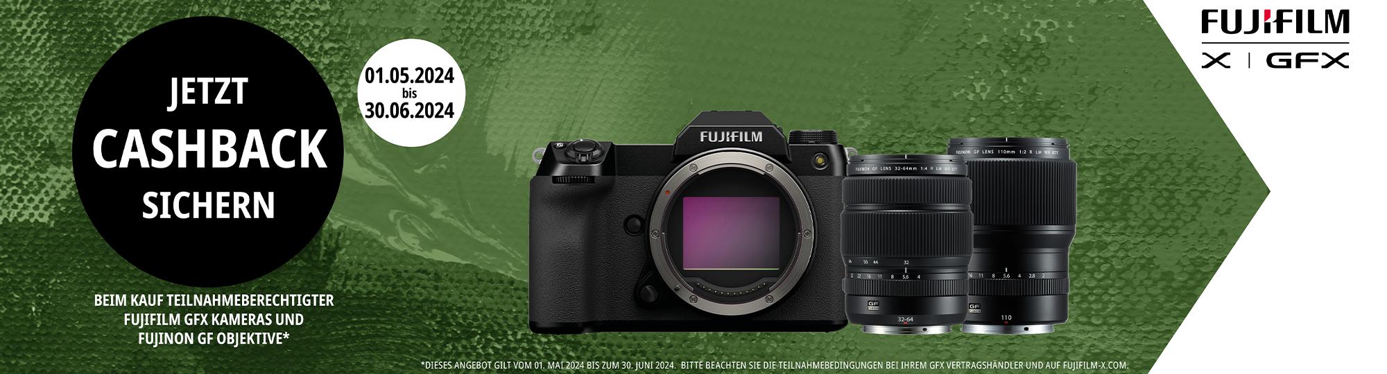 Grafik mit einem grünen Hintergrund. Im Vordergrund ist eine Kamera der Fujifilm GFX Serie sowie zwei Objektive abgebildet. Auf der Grafik ist der Text "Jetzt Cashback sichern" zu lesen. Auf der linken Seite befindet sich ein weißer Hintergrund sowie das Fujifilm Logo.