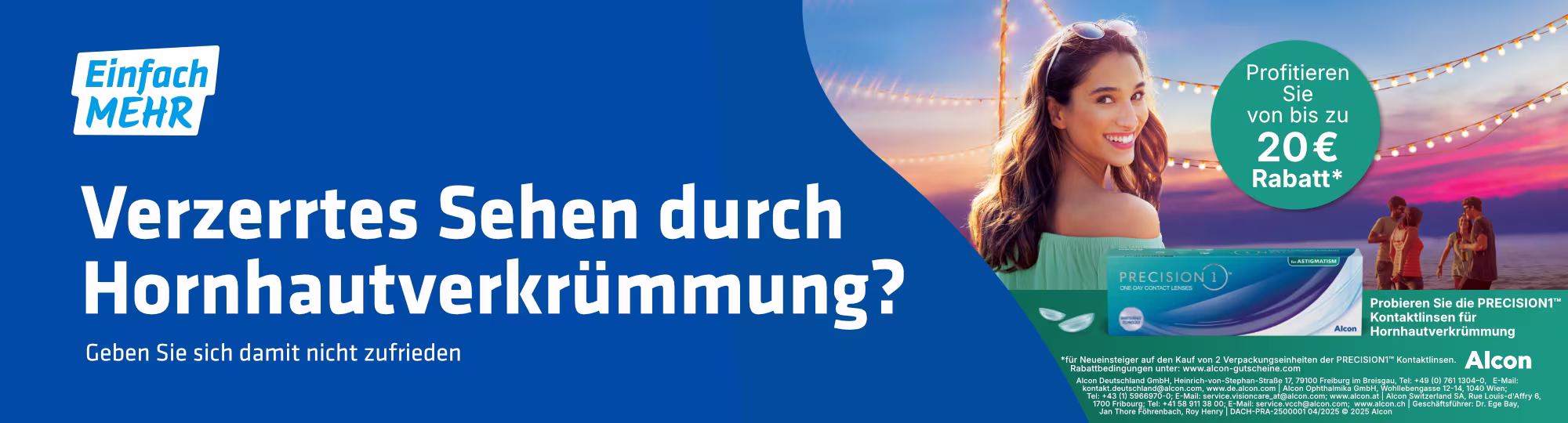 Eine Frau lächelt in die Kamera. Vor ihr sind die Precision One Kontaktlinsen für Astigmatismus von Alcon abgebildet. Daneben steht folgender Text: "Verzerrtes Sehen durch Hornhautverkrümmung? Geben Sie sich damit nicht zufrieden. Profitieren Sie von bis zu 20€ Rabatt. Pobieren Sie die Precision1 Kontaktlinsen für Hornhautverkrümmung."