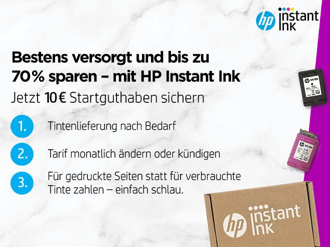 zwei Druckerpatronen sowie die Beschreibung der HP Instant Ink Rabatt-Aktion vor weißem Marmorhintergrund