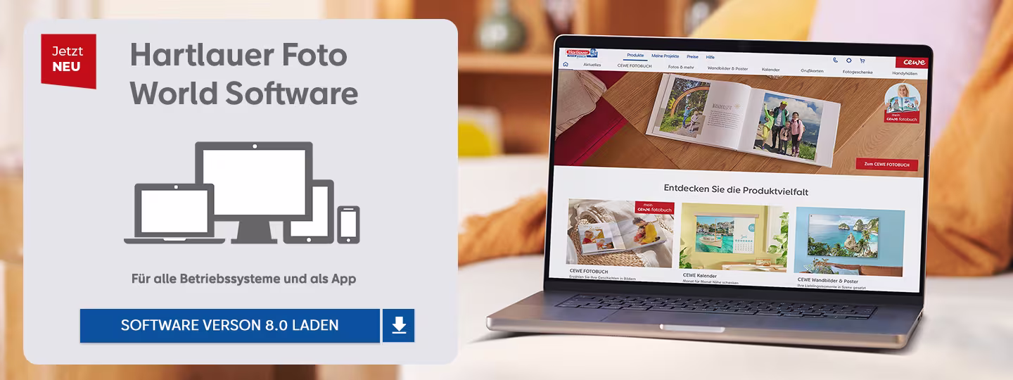 Ein Laptop, auf dem die Hartlauer Fotoworld Software geöffnet ist, befindet sich auf einem Sofa. Daneben steht folgender Text: "Hartlauer Foto World Software. Für alle Betriebssysteme und als App. Software Version 8.0 laden."