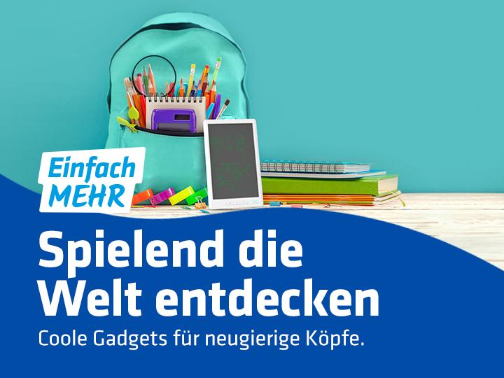 Auf der Grafik befinden sich ein türkiser Rucksack, verschiedene Stifte, Hefte und eine Zaubertafel für Kinder sowie folgender Text: "Einfach mehr. Spielend die Welt entdecken. Coole Gadgets für neugierige Köpfe."