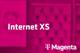 Tarif Internet XS und Magenta-Logo vor unscharfem magentafarbenem Hintergrund mit Handyabteilung in Hartlauer Geschäft
