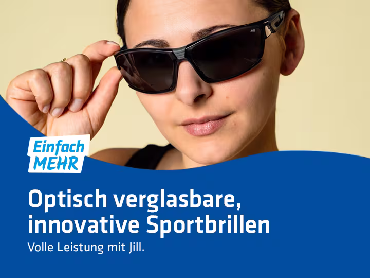 Darstellung von aktuellen Sportbrillen inklusive der verschiedenen Einsätze an einem Model und auf einem Drehteller vor neutralem Hintergrund.