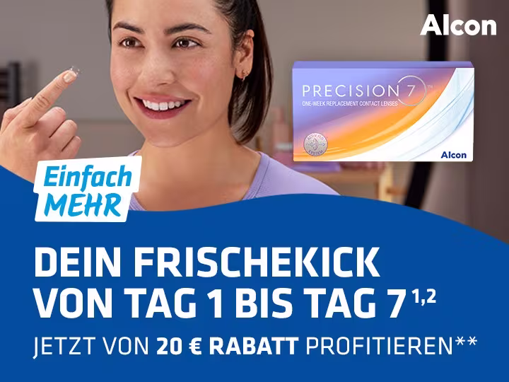 Bild einer jungen, brünetten Frau, die in einem Badezimmer vor einem Spiegel steht und sich die Packung der "Precision 7" von Alcon auf einer Ablage neben dem Spiegel sehend ansieht und eine Kontaktlinge in ihr rechtes Auge einsetzt.