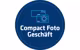 Smartphone und Kamera Icons auf blauem Hintergrund und Text “Compact Foto Geschäft”
