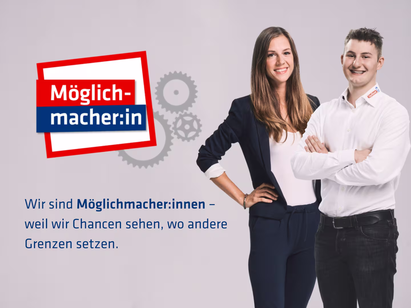 Eine Hartlauer Mitarbeiterin und ihr Kollege stehen nebeneinander und lächeln. Daneben steht folgender Text: "Möglichmacher:in. Wir sind Möglichmacher:innen - weil wir Chancen sehen, wo andere Grenzen setzen."