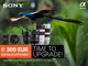 Grafik von Sony zur Bewerbung der Trade-In Aktion mit folgendem Text: "Bis zu 300€ Eintauschprämie. Time to upgrade. Das Angebot ist gültig für ausgewählte Sony Kameras und Objektive." Auf der Grafik ist ein fliegender bunter Vogel auf grünem Hintergrund zu sehen sowie eine Sony Kamera und vier Sony Objektive.