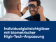 Text: Die K&ouml;nigsklasse der Gleitsicht im Brillensorglospaket. Individualgleitsichtgl&auml;ser von Swiss Optic, mit biomretrischer High-Tech-Anpassung. Jetzt erh&auml;ltlich im Brillensorglospaket bei Hartlauer. Bild: Mann mittleren Alters erh&auml;lt eine biometrische Gleitsichtgl&auml;ser-Anpassung von einem Hartlauer Mitarbeiter im Gesch&auml;ft. Diverse Alltagsszenen des Mannes, wie er sich zu Hause bewegt, etwas liest und sich seine Brille l&auml;chelnd aufsetzt. 