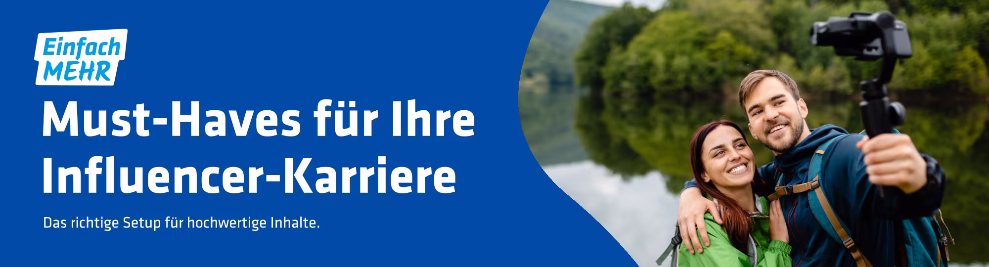 Ein Pärchen steht vor einem Fluss. Der Mann hält ein Gimbal mit einer Kamera in der Hand, welche auf das Pärchen gerichtet ist. Auf der Grafik steht folgender Text: "Must-Haves für Ihre Influencer-Karriere. Das richtige Setup für hochwertige Inhalte."