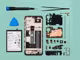 Geöffnetes Smartphone mit Werkzeug, Akku und Einzelteilen