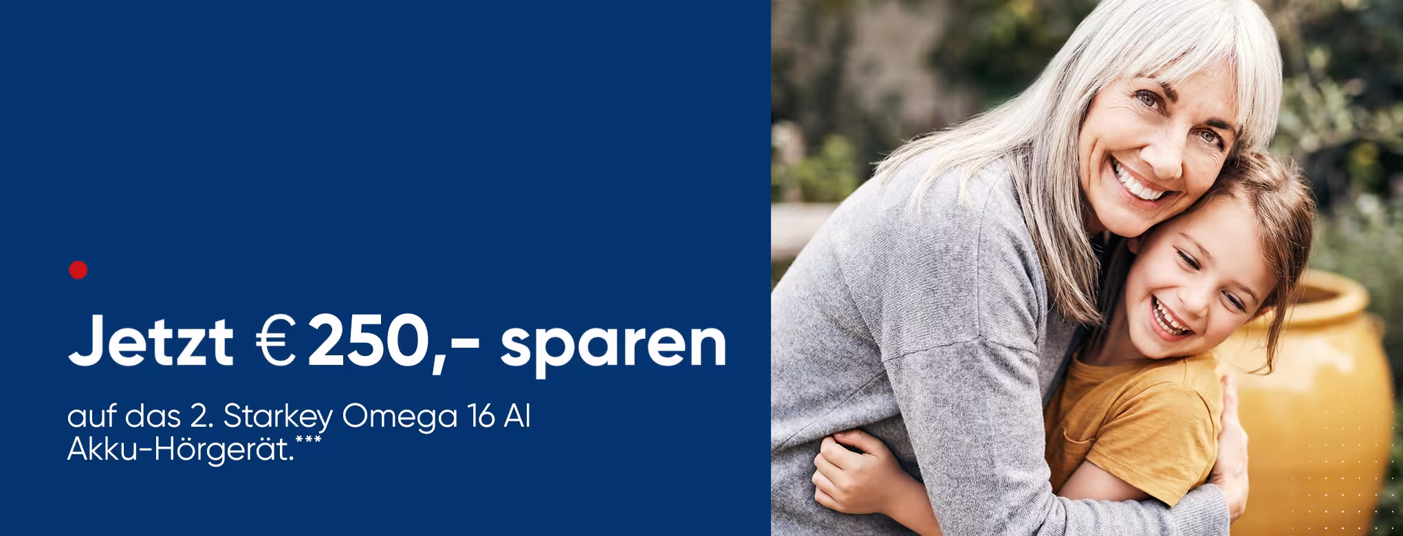Eine &auml;ltere Damen umarmt gerade ihre Enkeltochter. Sie stehen im Garten. Links daneben ist ein blauer Balken mit dem Text: "Jetzt &euro; 250,- sparen" und "auf das 2.Starkey Omega 16 AI Akku-H&ouml;rger&auml;t.***"