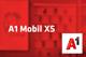  Tarif Mobil XS und A1-Logo vor unscharfem roten Hintergrund mit Handyabteilung in Hartlauer Geschäft