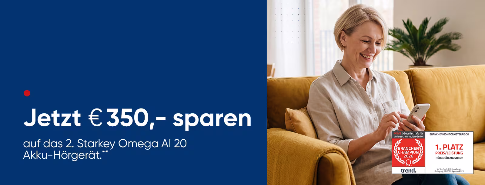 Links: wei&szlig; auf blau: "Jetzt &euro; 350,- sparen auf das 2. Starkey Omega AI 20 Akku-H&ouml;rger&auml;t."; rechts: Frau auf Sofa mit Handy