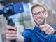 ein Mann macht ein Selfie mit einem Gimbal 
