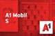 A1 Mobil S Tarif und A1-Logo vor unscharfem roten Hintergrund mit Handyabteilung in Hartlauer Geschäft