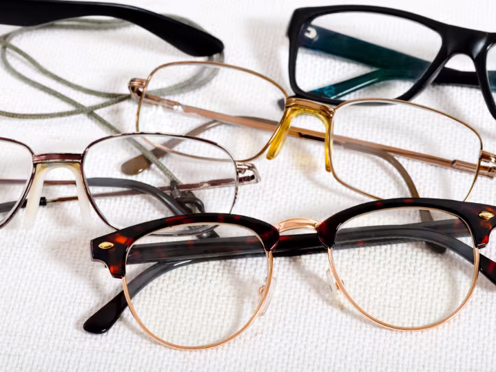 Auf der Grafik sind verschiedene Brillen in verschiedenen Farben zu sehen.