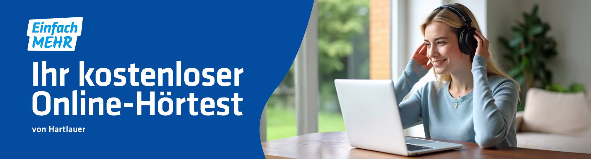 Frau mit Kopfhörern sitzt vor ihrem Laptop an einem Tisch am Fenster, blaue Welle mit Titeltext "Ihr kostenloser Online-Hörtest von Hartlauer"