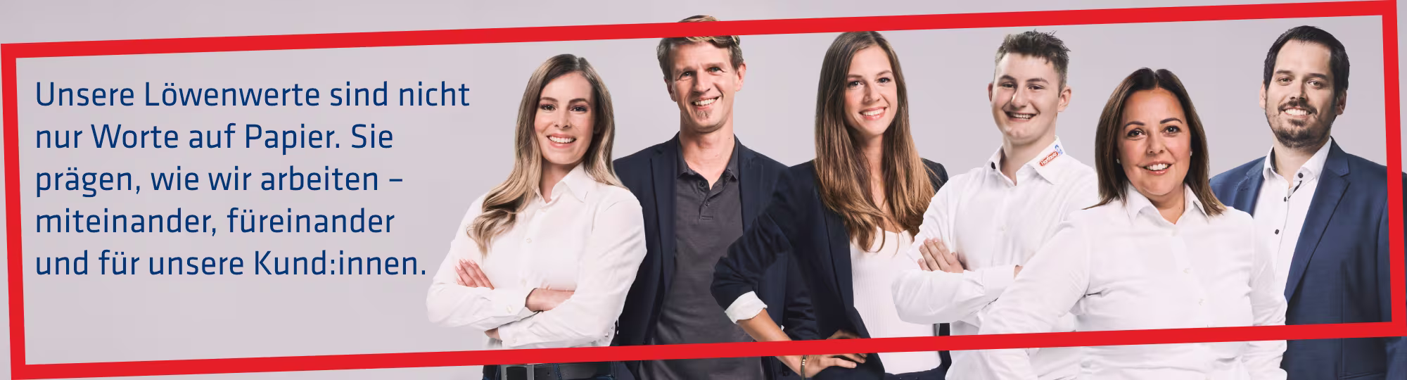 Zwei Hartlauer Mitarbeiter und ihre beiden Kolleginnen stehen nebeneinander und lächeln. Daneben steht folgender Text: "Unsere Löwenwerte sind nicht nur Worte auf Papier. Sie prägen, wie wir arbeiten - miteinander, füreinander und für unsere Kund:innen." Auf der Grafik befindet sich ein roter Rahmen.