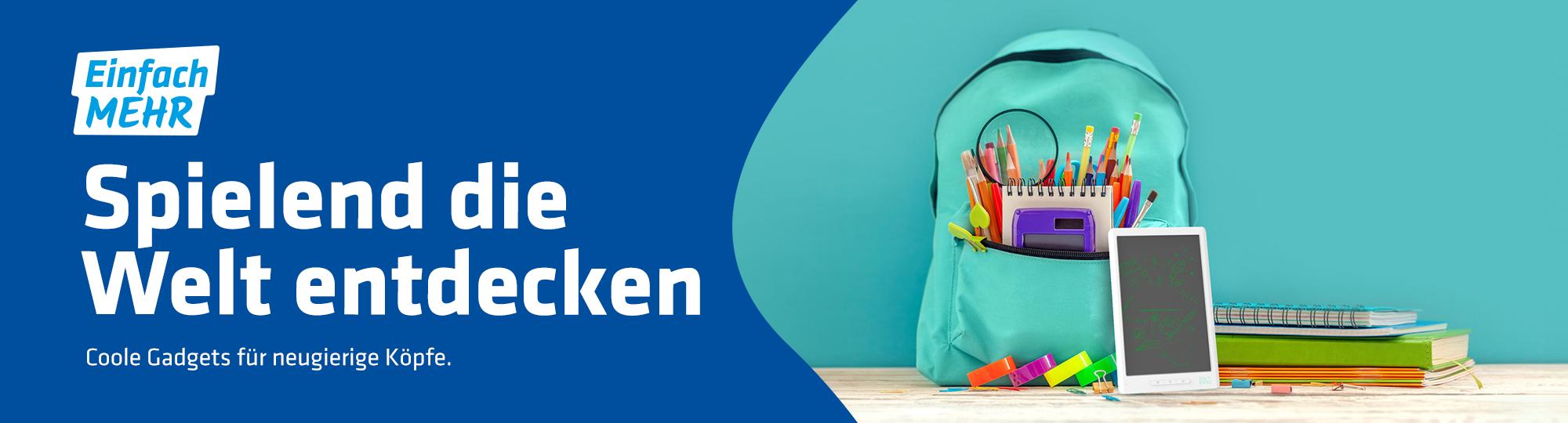 Auf der Grafik befinden sich ein türkiser Rucksack, verschiedene Stifte, Hefte und eine Zaubertafel für Kinder sowie folgender Text: "Einfach mehr. Spielend die Welt entdecken. Coole Gadgets für neugierige Köpfe."