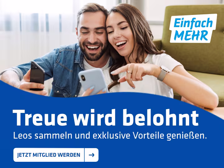 Ein Pärchen sitzt vor einer Couch, schaut auf ein Smartphone und lacht. Folgender Text befindet sich auf blauem Hintergrund: "Einfach mehr. Treue wird belohnt. Leos sammeln und exklusive Vorteile genießen." Zusätzlich befindet sich ein Button mit der Aufschrift "Jetzt Mitglied werden" auf der Grafik.