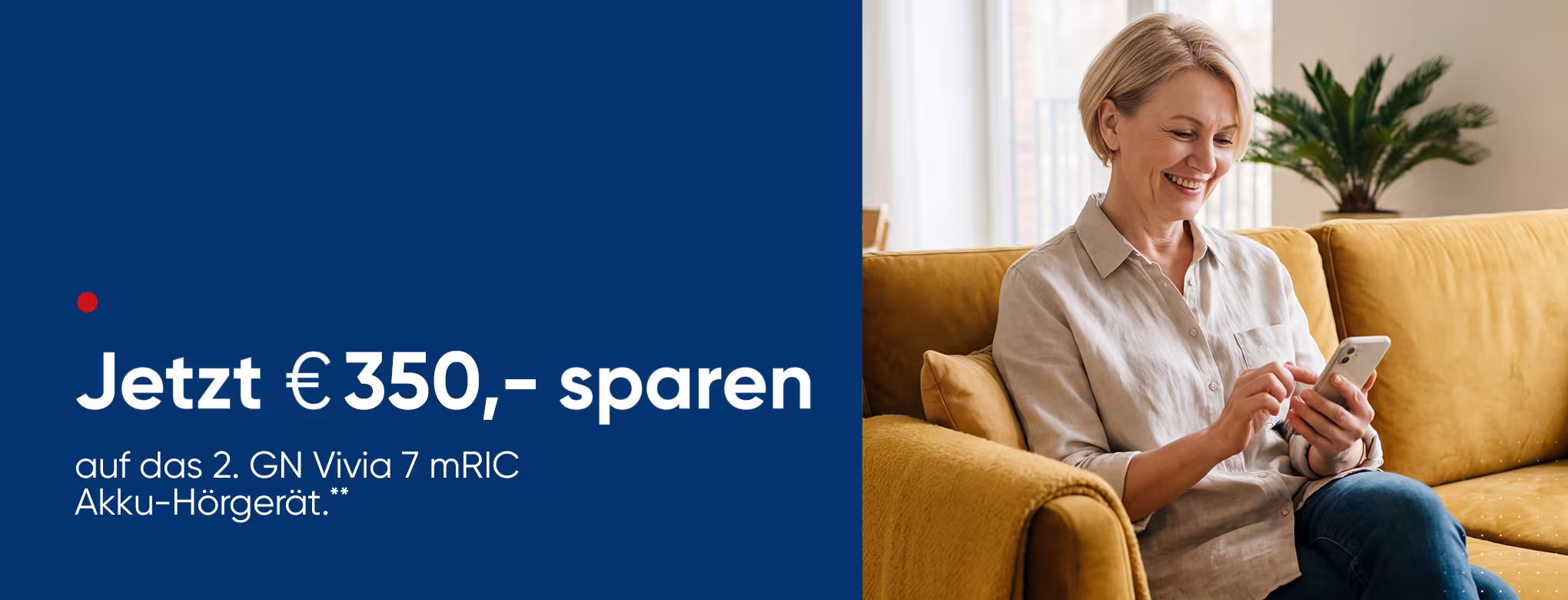 Eine Frau sitzt auf einer Couch und schaut auf ihr Smartphone. Daneben steht folgender Text: "Jetzt 350&euro; sparen auf das 2. GN Vivia 7 mRIC Akku-H&ouml;rger&auml;t."