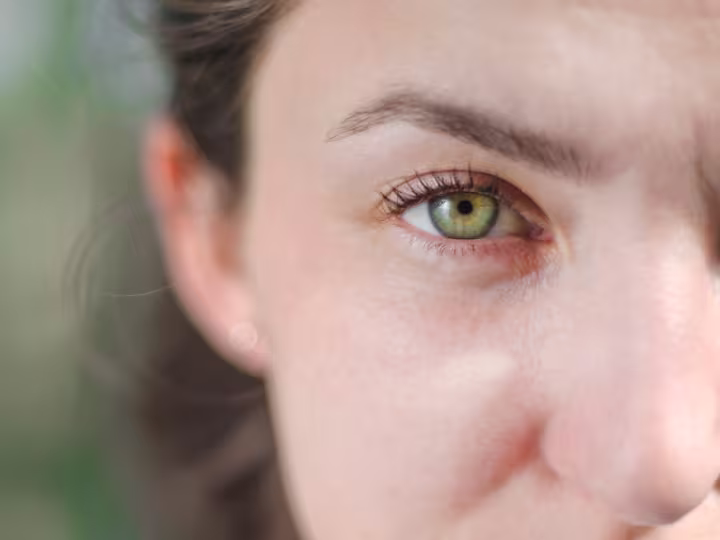 Auf der Grafik ist das Gesicht einer Frau zu sehen mit Fokus auf ihr rechtes Auge.