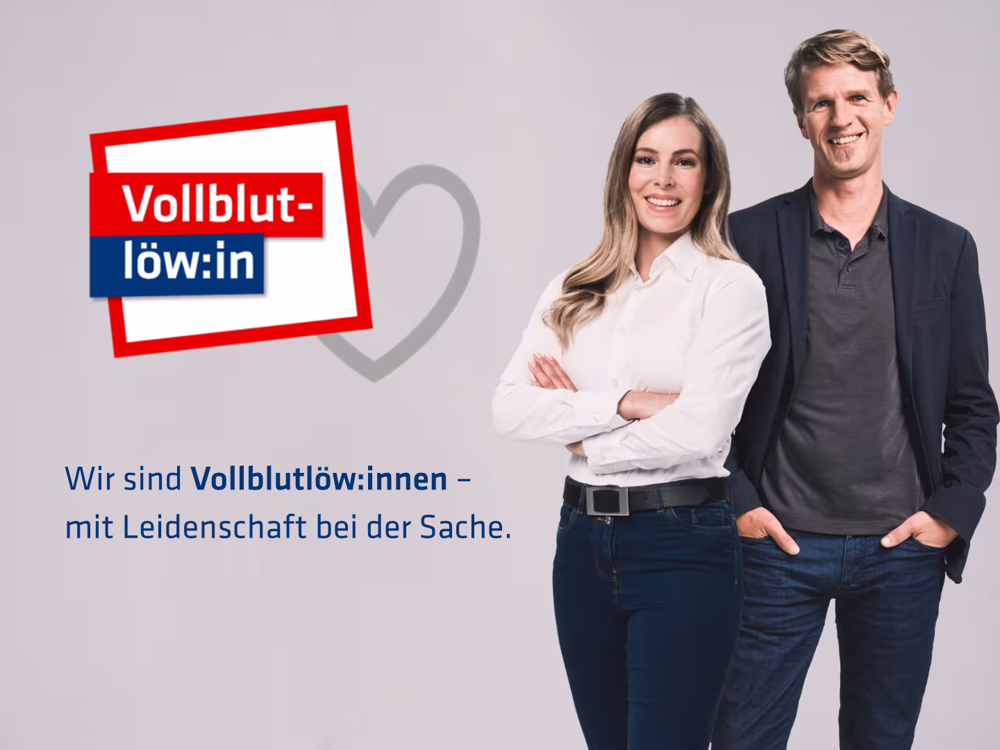 Eine Hartlauer Mitarbeiterin und ihr Kollege stehen lächelnd nebeneinander. Daneben steht folgender Text: "Vollblutlöw:in. Wir sind Vollblutlöw:innen - mit Leidenschaft bei der Sache."