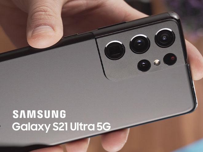 Samsung Galaxy S21 Ultra, dass von einer Hand gehalten wird