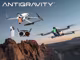 Eine Werbegrafik der Marke „ANTIGRAVITY“, die zwei weiße Kameradrohnen im Flug über einer Felsenlandschaft bei Sonnenuntergang zeigt. Eine Drohne hat ein orangefarbenes Frontlicht, die andere ein grünes. Unten sind eine Fernsteuerung und eine FPV-Brille abgebildet.