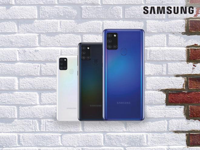 das Samsung Galaxy A21 in drei verschiedenen Ausführungen auf einer weißen Wand
