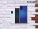 das Samsung Galaxy A21 in drei verschiedenen Ausführungen auf einer weißen Wand
