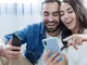 ein Mann und eine Frau halten Smartphones von Hartlauer in den Händen