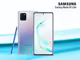 das Samsung Galaxy Note 10 in Vorder- und Rückansicht mit Eingabestift auf einem kühlen blau-weißen Hintergrund
