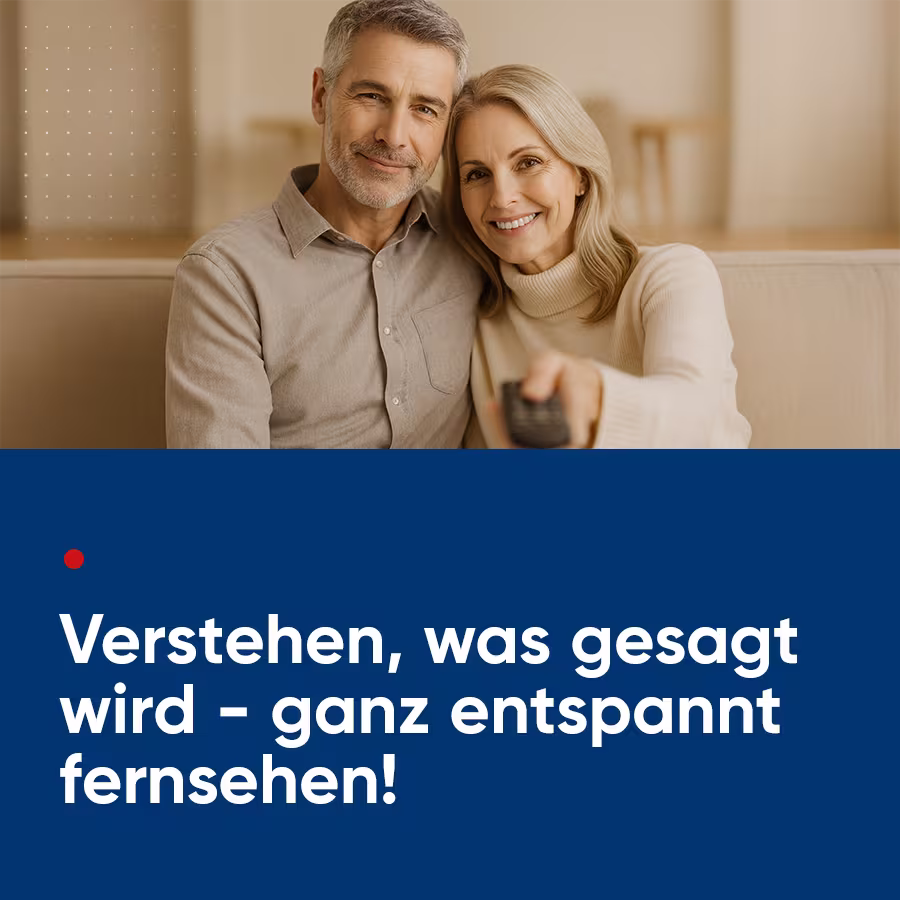 Text: Schluss mit zu lautem Fernseher; Bild: Paar sitzt auf einer gem&uuml;tlichen Couch im Wohnzimmer und schaut fern. Die Frau h&auml;lt dabei eine Fernbedienung in die H&ouml;he